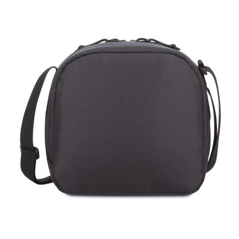 Een moderne en duurzame update van een klassieke lunchtas, gemaakt van gerecycled stof en webbing van plastic flessen. Voorvak met rits voor het opbergen van accessoires. Dubbele ritsopening in een schuine hoek naar het geïsoleerde hoofdcompartiment. Verstelbare, ambidextrous schouderriem voor gepersonaliseerd dragen. Geschikt voor 9 blikjes. Beschikbaar aan beide zijden van de Atlantische Oceaan. Dit item wordt in de VS en Canada ook aangeboden door Gemline.<br /><br />PVC free: true