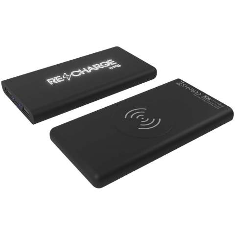 Kabellose 10.000 mAh Powerbank mit antibakterieller Soft-Touch-Oberfläche und leuchtendem Logo. Das Gerät leuchtet 30 Sekunden lang, wenn es berührt oder aufgeladen wird. 3-in-1 (Typ C, Android, iPhone) Kabel aus recyceltem PET Kunststoff. Kapazität: 10.000 mAh Input: 5 V/2,4 A (Mikro). Output: 5 V/2,4 A (USB). Wireless Output: 5 V/2 A max. Frequenz: 110 kHz - 205 kHz. Lieferung in einer Geschenkbox aus recyceltem Papier.
