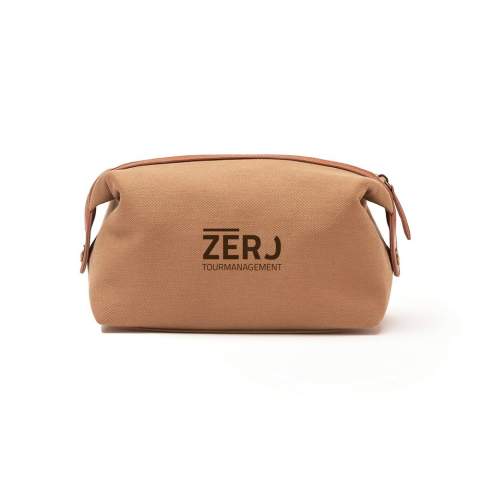 Trousse de toilette de la série Sloane. Sloane est fabriqué à partir de polyester recyclé, tissé pour imiter une toile sergée durable. Le tissu extérieur est composé à 100% de polyester recyclé provenant de bouteilles en PET. Détails exclusifs réalisés en faux cuir, en PUD acqueux. Il s'agit d'un faux cuir plus doux qui utilise principalement de l'eau pour remplacer les solvants puissants dans le processus de fabrication. Ce processus est meilleur pour la nature et, surtout, pour les travailleurs de l'usine. Une trousse de toilette élégante complète l'image de la personne bien habillée en voyage et devient, nous l'espérons, un bon compagnon pour de nombreuses années. Fabriqué avec des matériaux recyclés certifiés RCS (Recycled Claim Standard). La certification RCS garantit une chaîne d'approvisionnement entièrement certifiée pour les matériaux recyclés. Contenu recyclé sur la base du poids total de l'article.