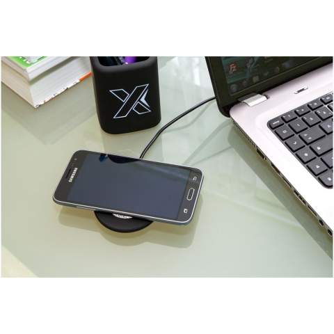 10W wireless charging station with light-up logo and antibacterial treatment, with a charging cable made of recycled PET. Delivered in a black gift box of recycled paper with magnetic closing mechanism. Patent EUROPE EUIPO.