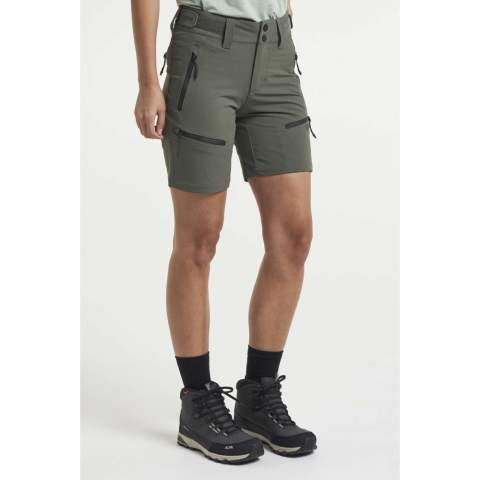 Deze zeer comfortabele, stijlvolle wandelshort voor dagelijks gebruik is gemaakt van duurzaam 4-way stretchmateriaal en is ontworpen voor dagelijkse buitenactiviteiten zoals vissen, wandelen, jagen of gewoon een uitstapje naar de stad. Door de stretchstof is hij zeer comfortabel om te dragen en gemakkelijk in te pakken. Hij beschikt over vier zakken met ritssluiting met ruimte voor essentiële spullen zoals je telefoon en portemonnee. Nauwsluitende pasvorm: kies een maat groter voor een meer relaxte pasvorm. De TXlite-serie van Tenson bestaat uit lichtgewicht, opvouwbare, alledaagse outdoorkleding gemaakt voor avontuurlijke reizen. Hij heeft een PFC-vrije waterafstotende afwerking.
