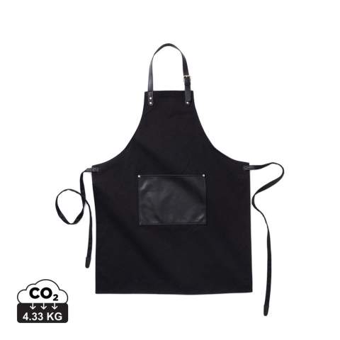 Stylish and classic apron in thick cotton canvas with discreet details in PU. Adjustable buckle closure at the top and large pocket in the front. An apron with a long lifespan that only gets more beautiful with time.
