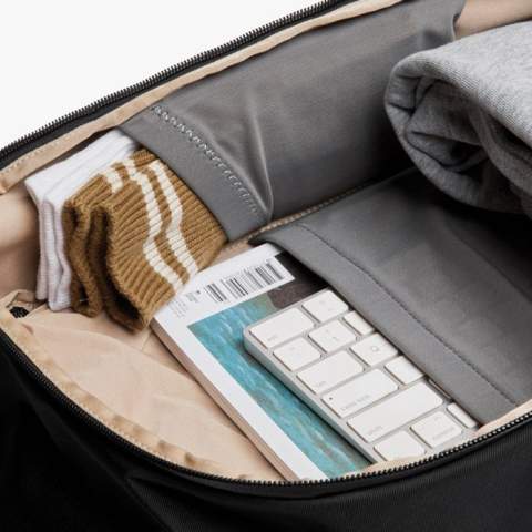 Dieser stromlinienförmige Rucksack organisiert auf clevere Weise Arbeits-, Lebens- und Fitnessausrüstung in einem minimalistischen, bürotauglichen Design. Separates Laptopfach bis 16" mit Innentasche für Zubehör. Schnellzugriffstasche auf der Vorderseite mit Netzsteckfächern und Stiftschlaufe. Weich gefüttertes Sonnenbrillenfach oben, außerhalb der Quetschzone. Seitliche Außentaschen bieten unsichtbaren Stauraum für Brieftasche, Wasserflasche und andere wichtige Dinge. Netz-Innentasche mit Reißverschluss für kleine Alltagsgegenstände. Große Stretch-Innentasche für Turnschuhe und mehr!<br /><br />FitsLaptopTabletSizeInches: 16.0
