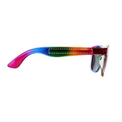 Sun Ray retrozonnebril met doorschijnend montuur en afwerking in trendy regenboogkleuren. Voldoet aan EN ISO 12312-1 en UV-400, glazen zijn van klasse 3.