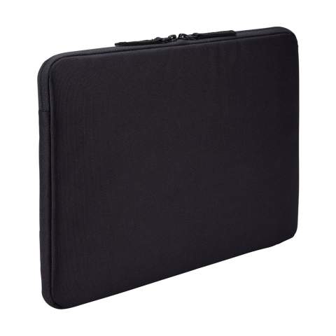 Housse robuste pour ordinateur portable de 15,6 pouces de la marque Case Logic. Fabriquée à partir de 72% de matériaux recyclés : extérieur en polyester 600D 100% recyclé avec revêtement déperlant sans PFAS, et doublure en polyester 150D recyclé. L'ouverture aux trois quarts, très pratique, peut être fermée par une fermeture à glissière YKK. L'attache de la fermeture éclair est composée à 86% de matériaux recyclés. Le compartiment principal est doté d'une couche de protection en mousse (10 mm d'épaisseur) qui permet de transporter un ordinateur portable en toute sécurité. La poche frontale zippée est idéale pour ranger les cordons et les petits accessoires. Les matériaux recyclés garantissent une longue durée de vie.