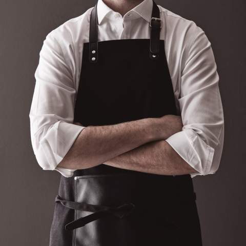 Stylish and classic apron in thick cotton canvas with discreet details in PU. Adjustable buckle closure at the top and large pocket in the front. An apron with a long lifespan that only gets more beautiful with time.