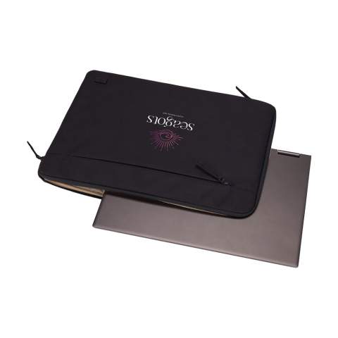 Housse robuste pour ordinateur portable de 15,6 pouces de la marque Case Logic. Fabriquée à partir de 72% de matériaux recyclés : extérieur en polyester 600D 100% recyclé avec revêtement déperlant sans PFAS, et doublure en polyester 150D recyclé. L'ouverture aux trois quarts, très pratique, peut être fermée par une fermeture à glissière YKK. L'attache de la fermeture éclair est composée à 86% de matériaux recyclés. Le compartiment principal est doté d'une couche de protection en mousse (10 mm d'épaisseur) qui permet de transporter un ordinateur portable en toute sécurité. La poche frontale zippée est idéale pour ranger les cordons et les petits accessoires. Les matériaux recyclés garantissent une longue durée de vie.