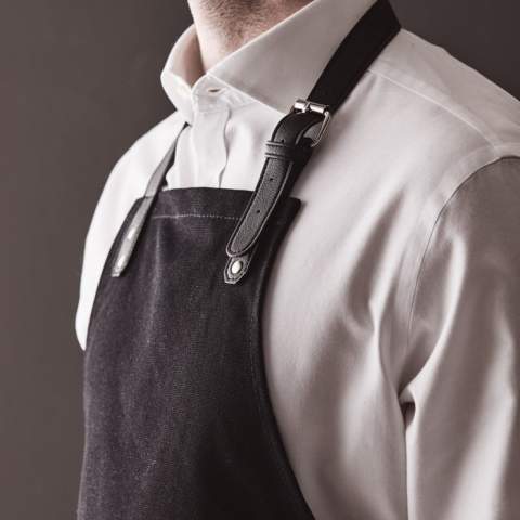 Stylish and classic apron in thick cotton canvas with discreet details in PU. Adjustable buckle closure at the top and large pocket in the front. An apron with a long lifespan that only gets more beautiful with time.