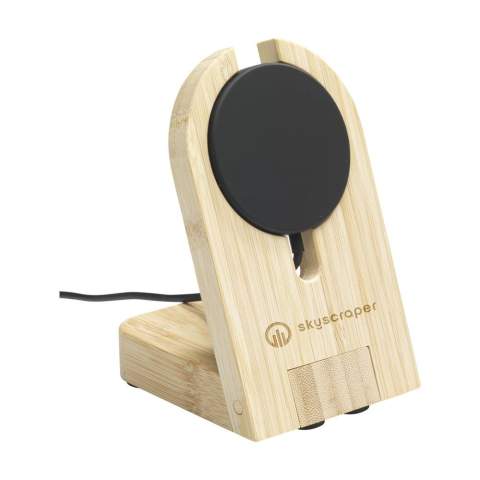 Un support de téléphone à chargement rapide magnétique sans fil de 15 W. Fabriqué à partir de bambou, ce chargeur rapide convient aux modèles d'iPhone 12 et plus récents. Placez le téléphone sur le support et le chargeur magnétique reconnaîtra l'aimant de l'iPhone et commencera à charger automatiquement.  Inclus : un câble USB-C et un chargeur mural USB-C 20 W nécessaires pour alimenter ce produit. Chaque article est fourni dans une boite individuelle en papier kraft marron.