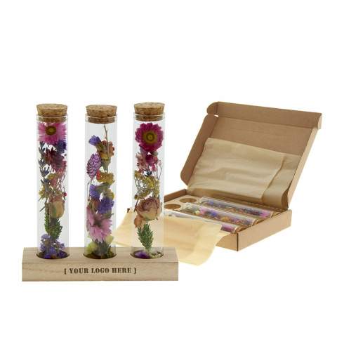 These dried flowers that fit through the mailbox offer a unique and sustainable gift. Dried flowers add a touch of natural beauty to any space. They remain beautiful for a long time and require no special care, making them perfect for both home and office. With their natural appearance, they bring a relaxed atmosphere that helps reduce stress and stimulate creativity. A perfect item to shine on your relation's desk.<br /><br />This dried flower set is fully customizable, both in color and with the addition of a logo or slogan. The tubes can be filled with colored dried flowers that match your company's branding. In addition to the special option of personalizing the dried flowers in color, the wooden stand also offers space for a logo or slogan. This strengthens brand recognition and shows appreciation for the relationship.<br /><br />If you have any questions about this product, desired personalization, or packaging options, please feel free to contact us.<br />Flowers and plants are living items and need to be transported with care to ensure their quality. As a result, transport costs are subject to individual arrangements. Please feel free to contact us regarding this matter.
