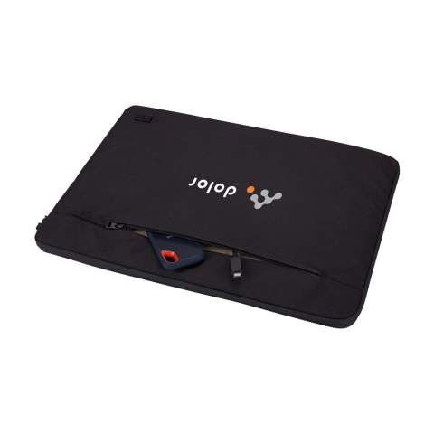 Housse robuste pour ordinateur portable de 15,6 pouces de la marque Case Logic. Fabriquée à partir de 72% de matériaux recyclés : extérieur en polyester 600D 100% recyclé avec revêtement déperlant sans PFAS, et doublure en polyester 150D recyclé. L'ouverture aux trois quarts, très pratique, peut être fermée par une fermeture à glissière YKK. L'attache de la fermeture éclair est composée à 86% de matériaux recyclés. Le compartiment principal est doté d'une couche de protection en mousse (10 mm d'épaisseur) qui permet de transporter un ordinateur portable en toute sécurité. La poche frontale zippée est idéale pour ranger les cordons et les petits accessoires. Les matériaux recyclés garantissent une longue durée de vie.