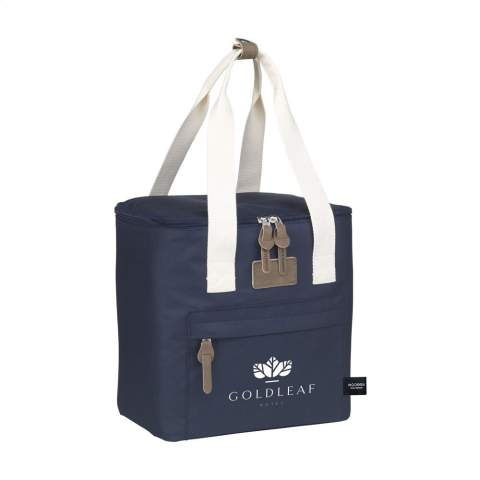 Deze stijlvolle royale koeltas van het merk Wooosh is gemaakt van stevig RPET 600D polyester. Met een handig ritsvak aan de voorzijde voor het opbergen van een telefoon, identiteitsbewijs of portefeuille. De aantrekkelijke accenten, zoals de luxe ritstrekkers en de zachte, geweven draagriemen, vallen direct op. Dankzij de isolerende laag blijven drankjes en etenswaren prima op temperatuur. Ideaal voor een ontspannen picknick, een dagje strand of voor onderweg. GRS-gecertificeerd. Totaal gerecycled materiaal: 30%. Inhoud ca. 9 liter.