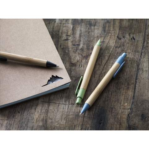 WoW! Blauschreibender Kugelschreiber mit Bambusgehäuse. Der Clip, der Druckknopf und die Spitze sind hergestellt aus Weizenstroh/PP-Kunststoff.