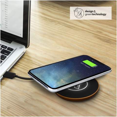 10W wireless charging station made of rubber and wood, and a charging cable made of  recycled PET plastic. Can be decorated with a light-up logo. Delivered in a black kraft gift box made of recycled paper with magnetic closing mechanism. Patent EUROPE EUIPO.
