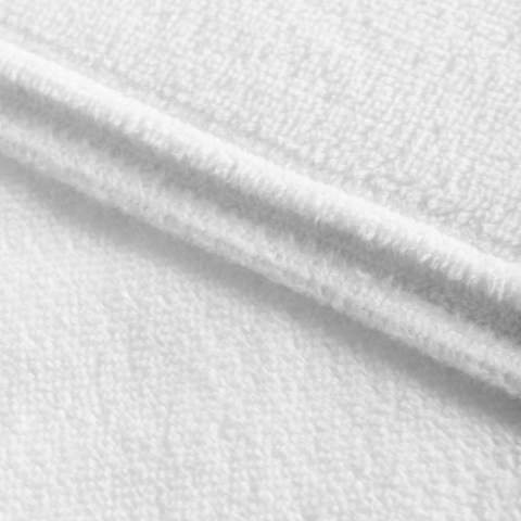 Découvrez le confort durable avec la serviette en bambou Sophie Muval mesurant 180x100 cm ! Pesant 350 gr/m2, cette serviette spacieuse doubleface offre une douceur délicieuse. Fabriquée à partir de 30% de bambou, 15% de coton et 55% de polyester recyclé, cette serviette allie durabilité et respect de l'environnement. Idéale pour une impression par sublimation sur toute la surface, créant un design unique. Optez pour cette serviette en bambou généreuse, confortable et élégante de Sophie Muval.