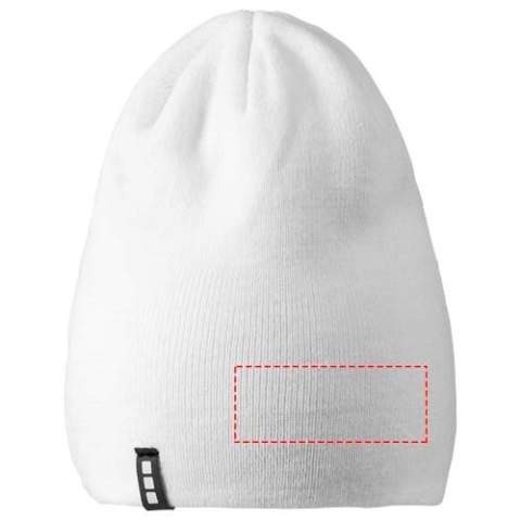 De Level beanie is gemaakt van een 1x1 rib breisel van acryl, en het dubbellaagse ontwerp zorgt voor extra isolatie op koude dagen. Het gemerkte luslabel voegt een vleugje verfijning toe. Of je nu de piste op gaat of door de stad slentert, blijf warm en modieus met de Level beanie.