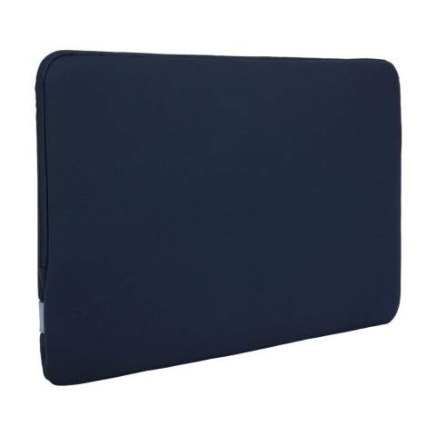 Stevige 15,6  inch laptophoes van het merk Case Logic. Deze dunne, polyester hoes is gemaakt van hoge kwaliteit traagschuim (6 mm dik) en biedt eersteklas bescherming. De zachte, pluche binnenvoering beschermt de laptop tegen krassen. De hoes is voorzien van een handige, asymmetrische opening met ritssluiting.