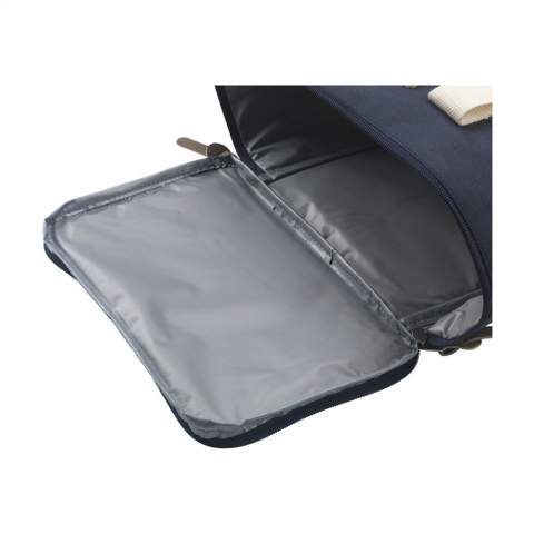 Deze stijlvolle royale koeltas van het merk Wooosh is gemaakt van stevig RPET 600D polyester. Met een handig ritsvak aan de voorzijde voor het opbergen van een telefoon, identiteitsbewijs of portefeuille. De aantrekkelijke accenten, zoals de luxe ritstrekkers en de zachte, geweven draagriemen, vallen direct op. Dankzij de isolerende laag blijven drankjes en etenswaren prima op temperatuur. Ideaal voor een ontspannen picknick, een dagje strand of voor onderweg. GRS-gecertificeerd. Totaal gerecycled materiaal: 30%. Inhoud ca. 9 liter.