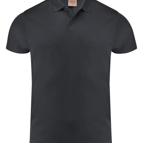 Polyester polo met toon op toon tweeknoopsluiting. Het materiaal is spun-dyed wat betekent dat deze polo’s ingeverfd worden met een verfmethode waarbij minder water gebruikt wordt en als extra voordeel een betere kleurechtheid geeft. Oeko-Tex 100 gecertificeerd.