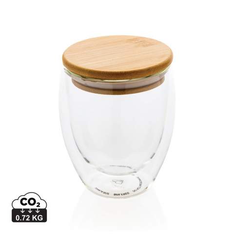 Dit dubbelwandige borosilicaat glas heeft een strak 2-laags ontwerp dat al je favoriete drankjes laat zien! Wat je ook serveert, cappuccino, thee of latte blijft goed warm terwijl je hand koel blijft. Inclusief bamboe deksel. Het wordt aanbevolen om het glas en bamboe deksel met de hand te wassen. Inhoud 250 ml. BPA-vrij.