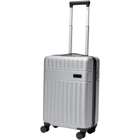 Fabriqué à partir de plastique recyclé résistant aux chocs et d'une doublure en RPET, la valise cabine Rover de 20 pouces est synonyme de qualité. Elle est dotée d'un cadre en aluminium à double tube, d'un système de rotation à 4 roues à 360 degrés, d'une serrure à combinaison TSA intégrée, d'une poignée facile à saisir pour plus de confort et de compartiments d'organisation à l'intérieur. Peut être emportée comme bagage à main avec la plupart des compagnies aériennes. Cette valise est certifiée GRS, y compris l'impression, ce qui en fait un choix plus responsable.