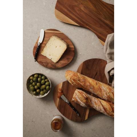 Serving board crafted from FSC®-certified acacia wood. The organic shape and angle-shaped edges make it easy to grab the board from a flat surface. Each board is unique, featuring its own distinctive grain pattern and natural colour variations. Perfect for presenting cheese, crackers, fruit or other delicious snacks. To keep them looking as good as new for years, we recommend washing them by hand.
