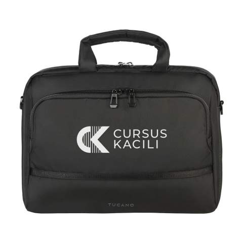 Moderne Designer-Dokumententasche der italienischen Marke Tucano. Hergestellt aus recyceltem Kunststoff, darunter 19 recycelte PET-Flaschen. Die Tasche verfügt über zwei geräumige, gepolsterte Fächer, von denen eines mit einem stoßfesten Laptopfach für einen Laptop bis zu 15,6 Zoll oder ein MacBook Pro 16 Zoll ausgestattet ist. Das Reißverschlussfach auf der Vorderseite verfügt über einen Organizer zur Aufbewahrung verschiedener Accessoires. Auf der Rückseite befindet sich ein zusätzliches Reißverschlussfach. Mit gepolstertem, verstellbarem und abnehmbarem Schultergurt und doppelt gepolstertem Tragegriff. Komplett gefüttert. Fassungsvermögen ca. 13 Liter.