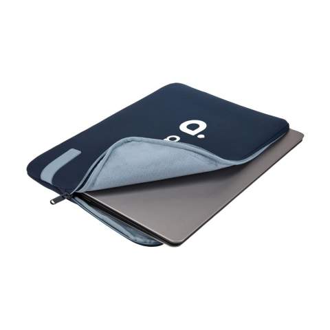 Stevige 15,6  inch laptophoes van het merk Case Logic. Deze dunne, polyester hoes is gemaakt van hoge kwaliteit traagschuim (6 mm dik) en biedt eersteklas bescherming. De zachte, pluche binnenvoering beschermt de laptop tegen krassen. De hoes is voorzien van een handige, asymmetrische opening met ritssluiting.