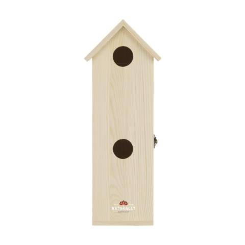 Rackpack Tweet Suite: Weinkiste für Wein und ein Vogelhaus in einem. Wenn Sie diese Weinkiste in Ihrem Garten, an einem Baum oder an einer Stange aufhängen, schaffen Sie ein schönes Vogelhaus, das alle Arten von Vogelfreunden anlockt. Die Tweet Suite bringt Freude für Sie und die Vögel! Rackpack: eine Wein-Geschenkbox aus FSC 100% zertifiziertes Holz mit einem neuen zweiten Leben! • geeignet für eine Flasche Wein • 8-10 mm Kiefernholz • Wein nicht inklusive. Wird einzeln in einem Kraftkarton geliefert.