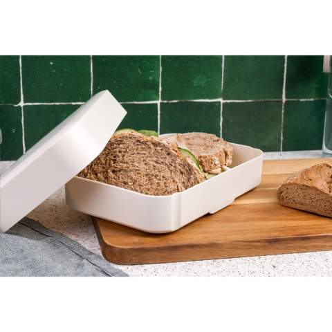 Praktische Lunchbox aus PP-Kunststoff von der Marke Amuse. Die Brotdose ist höhenverstellbar und verfügt über einen farblich passenden Verschlussgummi. Der gerippte Boden sorgt für Belüftung, sodass der Inhalt länger frisch bleibt. BPA-frei. Dieses Produkt ist spülmaschinengeeignet bis zu 65°C. Um den Aufdruck zu erhalten, wird Waschen von Hand empfohlen. Made in Belgium.