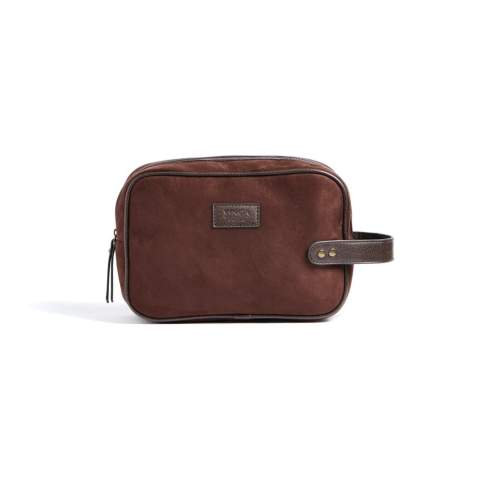 Sac de lavage classique, mais moderne, en imitation daim avec des détails en cuir PU. Ce sac vous permet de ranger facilement vos articles d'hygiène avec style, à la maison comme en voyage. Le sac a une taille pratique et est facile à porter, grâce à une sangle avec des détails en laiton sur le côté court.