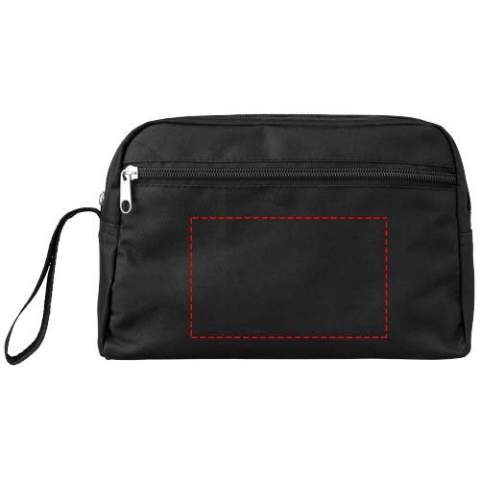 La belle trousse de toilette Transit a un agencement simple et est donc idéale pour les voyages. Les produits volumineux comme le shampoing et le parfum trouvent leur place dans le compartiment principal à fermeture zippée, tandis que la fermeture à glissière avant permet de ranger les petits objets comme un miroir. La trousse de toilette est fabriquée en polyester 300D, elle est légère et facile à entretenir. En outre, la trousse de toilette Transit offre plusieurs options d'impression pour les logos et autres messages d'entreprise.