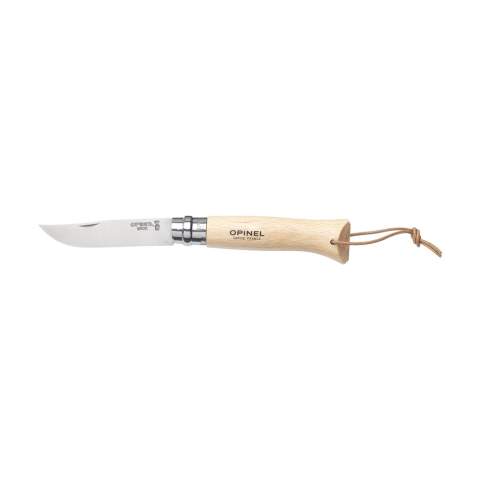 Taschenmesser der Marke Opinel. Die Klinge ist aus rostfreiem Sandvik-Stahl 12C27 gefertigt. Der Griff aus Buchenholz ist mit einer Schutzschicht aus Lack gegen Feuchtigkeit und Schmutz versehen. 95% des Holzes stammt von französischen, nachhaltig geführten Betrieben. Am Griff ist eine Lederkordel angebracht. Geöffnet hat das Messer eine Länge von 19 cm. Gesichert mit einer Virobloc®-Verriegelung. Dieses Messer ist ideal für Picknick und Grillabende, aber auch zum Angeln oder für andere Aktivitäten im Freien. Ein alltagstaugliches Taschenmesser, das man wirklich für alles nutzt. Made in France. Beachten Sie, dass möglicherweise lokale Vorschriften für den Besitz und / oder das Tragen von Messern oder Multitools in der Öffentlichkeit gelten.