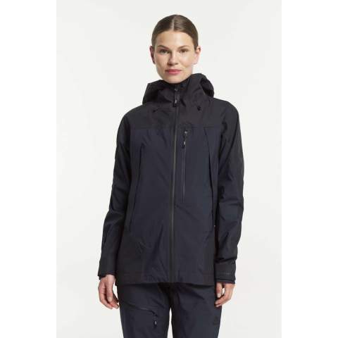 Het Himalaya Shell MPC Extreme Jacket is een waterdichte shell-jas, voorzien van Tensons gepatenteerde MPC Extreme-technologie (WP 20.000 mm/MP 20.000 g/m2/24u), die een lichtgewicht ontwerp, uiterst effectieve waterdichtheid en uitzonderlijk ademend vermogen combineert. <br /><br />Het Himalaya Shell MPC Extreme Jacket heeft een scala aan functies zoals een verstelbare zoom, voorgevormde mouwen, waterafstotende ritssluitingen, ventilatie, handige zakken en nog veel meer. De jas is voorzien van het RECCO® Rescue-systeem en heeft een PFC-vrije waterafstotende afwerking.