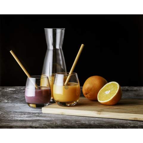 Twee herbruikbare rietjes van sterk bamboe. Een goed alternatief voor plastic rietjes. De biologisch afbreekbare rietjes zijn composteerbaar. Perfect voor warme dranken zoals thee, koffie en koude dranken als smoothies of cocktails. Geeft bovendien een opvallende, trendy touch aan een drankje. Omdat bamboe een natuurlijk materiaal is kan de dikte van de rietjes variëren. Inclusief RVS-nylon schoonmaakborsteltje. Per set geleverd met een canvas pouch.