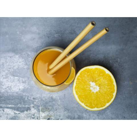 Twee herbruikbare rietjes van sterk bamboe. Een goed alternatief voor plastic rietjes. De biologisch afbreekbare rietjes zijn composteerbaar. Perfect voor warme dranken zoals thee, koffie en koude dranken als smoothies of cocktails. Geeft bovendien een opvallende, trendy touch aan een drankje. Omdat bamboe een natuurlijk materiaal is kan de dikte van de rietjes variëren. Inclusief RVS-nylon schoonmaakborsteltje. Per set geleverd met een canvas pouch.