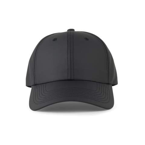 Lässige Mütze in klarem Design. Perfekt für gemütliche Tage oder entspannte Geschäftstermine. Diese 6-Panel-Mütze hat einen geschwungenen Rand und einen vielseitig verstellbaren Schnallenverschluss. Mit einem maximalen Umfang von 63cm bietet diese schlichte und bequeme Kappe für die meisten Kopfgrößen die perfekte Passform. Sie ist aus recyceltem PET mit dem AWARE™-Tracer hergestellt, der die tatsächliche Verwendung recycelter Materialien bestätigt. 2% des Erlöses jedes verkauften Produkts werden an Water.org gespendet.