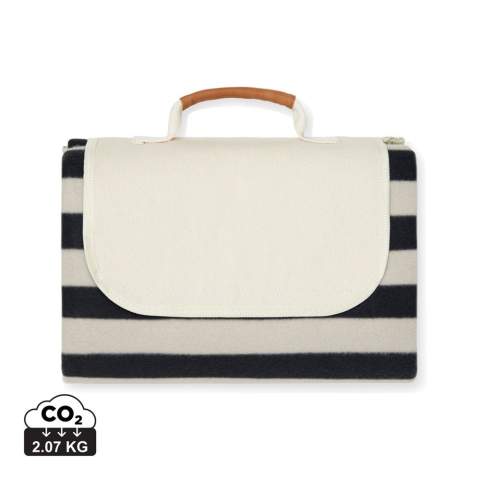 Couverture de pique-nique en polaire douce avec toile de coton et détails en PU. Sa construction astucieuse permet de la plier et de l'emporter facilement. Le molleton est fabriqué en PET recyclé certifié GRS. Le dos est en PEVA, qui repousse l'eau. Certifiée par GRS (Global Recycled Standard), la certification GRS garantit que l'ensemble de la chaîne d'approvisionnement des matériaux recyclés est certifiée. Le contenu recyclé total est basé sur le poids total du produit. Ce produit contient 51 % de molleton recyclé GRS.