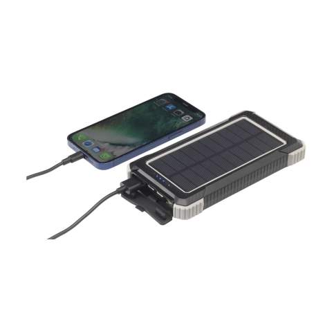 Powerbank solaire robuste pour activités extérieur, d'une capacité de 10 000 mAh, avec un boîtier en ABS recyclé et des bords protecteurs en silicone sur les coins. Équipé d'un panneau solaire, de voyants lumineux, d'une torche LED et d'un anneau de suspension pliable. Résistant aux éclaboussures de l'eau et à la poussière.Convient pour recharger la plupart des smartphones et autres appareils. Entrée : Type-C1 DC5V/2.1A. Sortie : DC 5V 2A. 2 x port USB-A et 2 x port USB-C. Entrée solaire : 100 MAh. Temps de charge solaire d'environ 50 heures. Le chargeur idéal pour les activités de plein air. Comprend un câble de charge USB-C/USB-C et un manuel et un mode d'emploi. Certifié RCS. Matière recyclée totale : 20%. Par pièce dans une boîte.