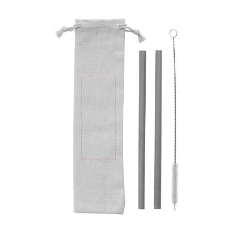 Twee herbruikbare rietjes van sterk bamboe. Een goed alternatief voor plastic rietjes. De biologisch afbreekbare rietjes zijn composteerbaar. Perfect voor warme dranken zoals thee, koffie en koude dranken als smoothies of cocktails. Geeft bovendien een opvallende, trendy touch aan een drankje. Omdat bamboe een natuurlijk materiaal is kan de dikte van de rietjes variëren. Inclusief RVS-nylon schoonmaakborsteltje. Per set geleverd met een canvas pouch.
