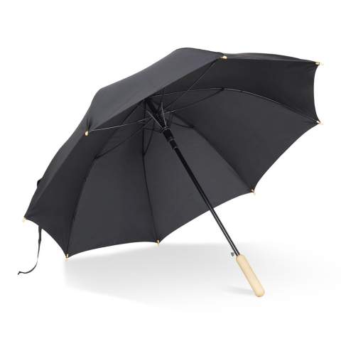 Parapluie bâton en R-PET avec un manche en bois au design emblématique. Grâce à sa monture en fibre de verre, ce parapluie à une excellente résistante aux vents. Ces embouts sont en bambou et son manche est en métal pour un meilleur recyclage. L'aspect de sa toile chinée lui donne un look luxueux (le noir est de couleur unie).