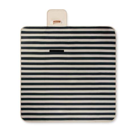 Couverture de pique-nique en polaire douce avec toile de coton et détails en PU. Sa construction astucieuse permet de la plier et de l'emporter facilement. Le molleton est fabriqué en PET recyclé certifié GRS. Le dos est en PEVA, qui repousse l'eau. Certifiée par GRS (Global Recycled Standard), la certification GRS garantit que l'ensemble de la chaîne d'approvisionnement des matériaux recyclés est certifiée. Le contenu recyclé total est basé sur le poids total du produit. Ce produit contient 51 % de molleton recyclé GRS.