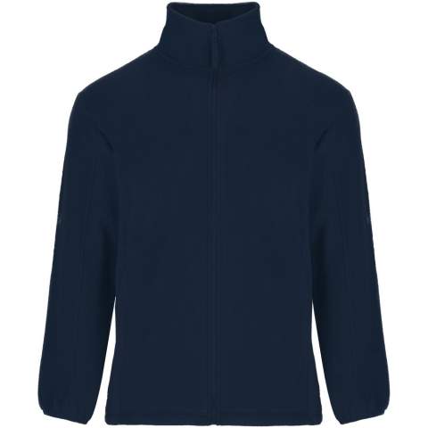 Veste polaire à col montant doublé et coutures recouvertes renforcées assorties. Fermeture zippée injectée avec tirette assortie en tissu. Poches latérales. Poignets avec bordure élastique. Ourlet inférieur avec ajusteurs latéraux intérieurs. Étiquette détachable. Le mannequin mesure 115 cm et porte la taille 5/6.