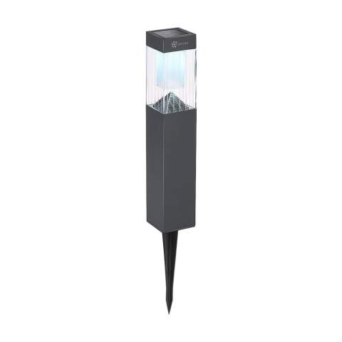 Lampe solaire à LED Grundig. Fabriquée en acier inoxydable et en plastique. Dès qu'il fait sombre, la lumière blanche (2 LED) s'allume automatiquement. L'éclairage solaire idéal pour le jardin ou l'allée. Équipée d'un piquet et facile à déplacer. Après une charge complète, la lampe fournit 6 à 8 heures de lumière. Résistante aux éclaboussures. Comprend une pile rechargeable AAA Ni-Mh 1,2 V (600 mAh). Emballage par pièce.