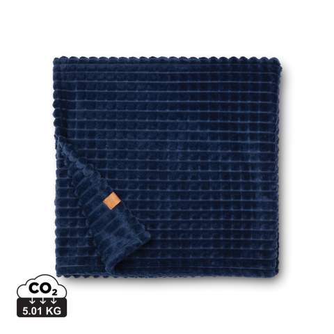 Blanket featuring a checkered cut-out pattern, crafted from 69% recycled polyester. OEKO-TEX Standard 100 ensures that the materials meet a range of criteria concerning product safety. Certified by GRS (Global Recycled Standard), GRS certification guarantees that the entire supply chain of the recycled materials is certified. The total recycled content is based on the overall product weight.