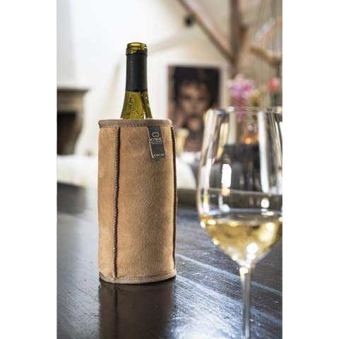 Deze wijnkoeler van het merk KYWIE® is handgemaakt van 100% natuurlijke schapenvacht van Texelse schapen. Deze koeler houdt je fles wijn of champagne écht koel. Beter dan elk ander materiaal, ijs uitgezonderd. De fijne wollen binnenzijde is een natuurlijke bio-isolatie en houdt (koude) lucht vast in de koeler. Een voorgekoelde fles wijn blijft zo'n 4 uur koud. Deze bijzondere wijnkoeler is licht en opvouwbaar, beschermt de fles en ligt perfect in de hand. Bovendien is het materiaal vuilafstotend. Geschikt voor wijnflessen van 0,7 liter en waterflessen van 1 liter. Handig voor thuis en onderweg, in zomer en winter.       Omdat de koelers handgemaakt zijn van echte, natuurlijke schapenvacht, zullen er lichte variaties zijn in kleur, textuur en markeringen. Dit draagt bij aan de schoonheid en het individuele karakter van elke koeler. Een slim en origineel geschenk. Dutch design. Made in Holland. Per stuk in katoenen zak.