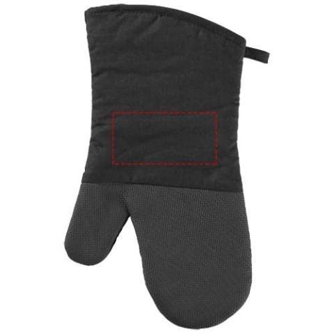 Manique pour droitier avec grip en silicone et motif à carreaux sur l'autre côté. L'ouverture de la manique est de 14 cm.