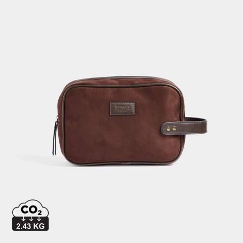 Sac de lavage classique, mais moderne, en imitation daim avec des détails en cuir PU. Ce sac vous permet de ranger facilement vos articles d'hygiène avec style, à la maison comme en voyage. Le sac a une taille pratique et est facile à porter, grâce à une sangle avec des détails en laiton sur le côté court.