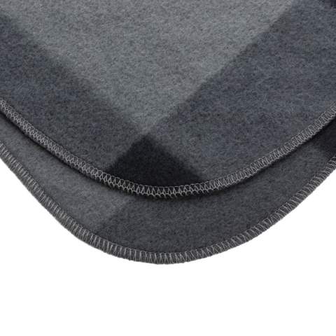 Diese ultraweiche Decke passt einfach in jedes kuschelige Heim. Die Decke aus 180gr/m² Doppel-Fleece-Material mit dekorativem Karodruck hat die Maße 127x152cm.