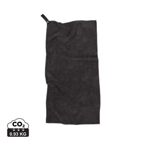 Microvezel sporthanddoek gemaakt van gerecyclede PET-flessen. Door het unieke badstofgevoel absorbeert deze handdoek meer water en droogt hij drie keer sneller dan een traditionele handdoek. Zeer geschikt voor buitenactiviteiten en sport. Lichtgewicht en compact, de handdoek is een ideaal formaat voor op reis of in de sportschool. Gemaakt van 50% GRS (Global Recycle Standard) gecertificeerde gerecyclede materialen, waarbij de GRS-certificering een volledig gecertificeerde toeleveringsketen van gerecyclede materialen garandeert. Totale gerecyclede inhoud gebaseerd op het totale productgewicht.